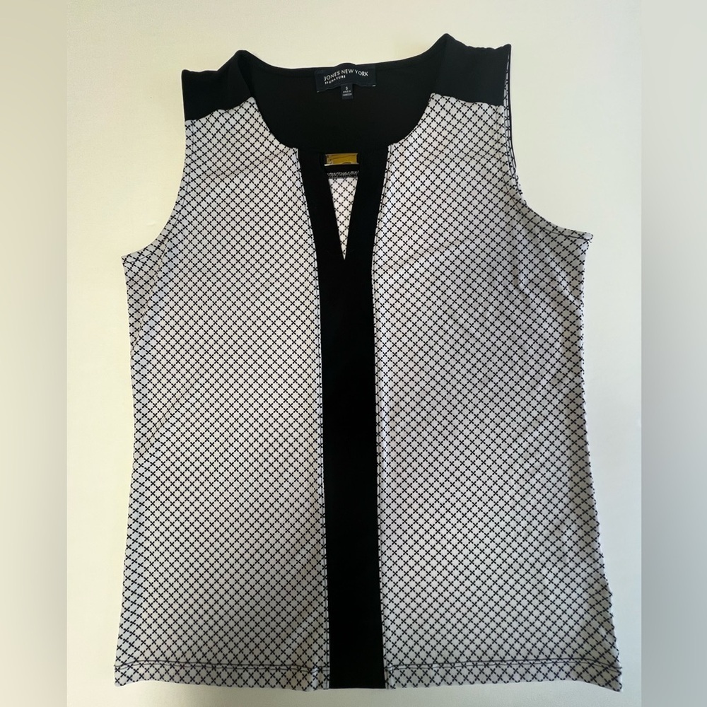 JONES NY SIGNATURE BLACK/WHITE GEOMETRIC DESIGN V NECK SLEEVELESS TOP SIZE SMALL